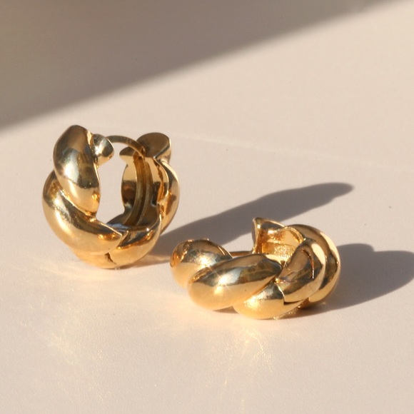 NIB Korean Brand Twist Ring Earrings - Picture 3 of 3